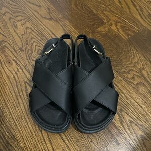 ALOHAS Black Cross-Strap Sandals